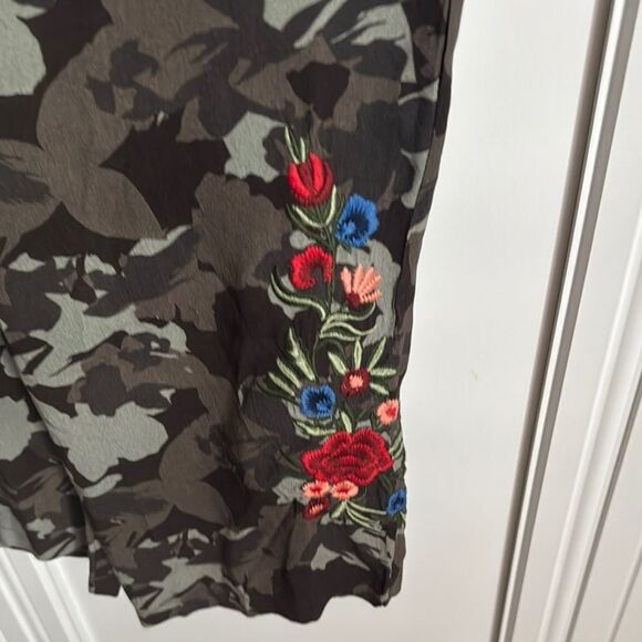 Avani Del Amour Green Camo Print Pants with Relaxed Fit and Floral Embroidery - Picture 4 of 7